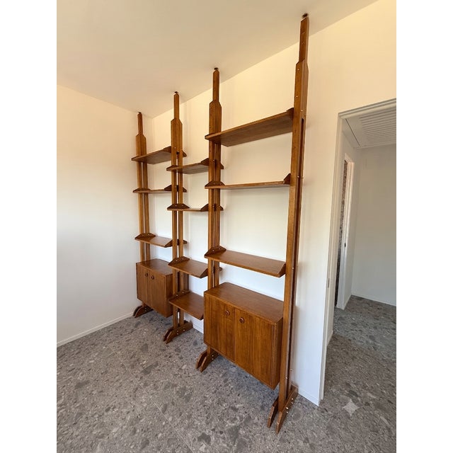 Immerse yourself in the timeless elegance of 1960s design with this magnificent modular teak bookcase. This unique piece,...