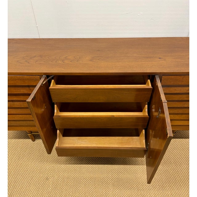 1960s Mid-Century Modern Sculptural Walnut Dresser or Credenza Sideboard by American of Martinsville For Sale - Image 5 of 8