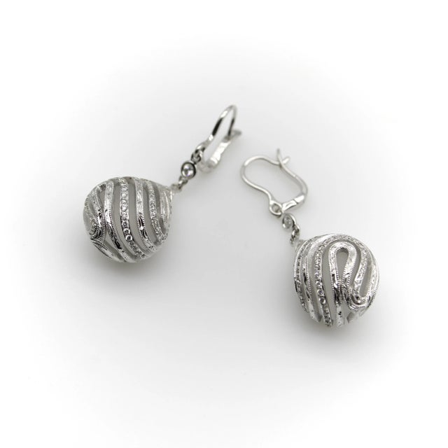 1970s 18k White Gold Diamond Drop Rock Crystal Earrings With Hand Engraved Cage Setting - 2 Pieces For Sale - Image 4 of 5