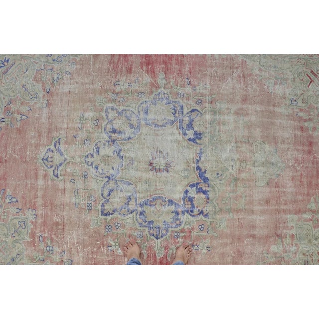 Turkish Mid 20th Century Oushak Turkish Oversize Wool Rug For Sale - Image 3 of 10