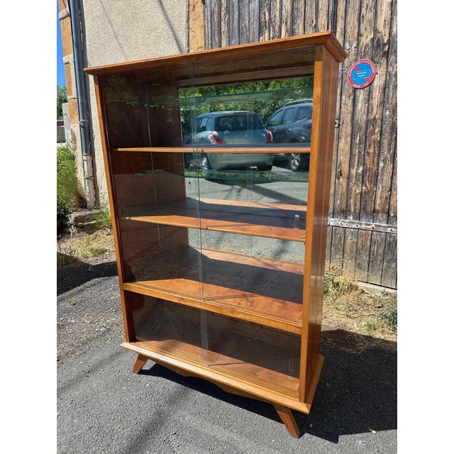 Beautiful vintage display cabinet from the 1960s, in good condition, made of walnut veneer. Mirror at the back, allowing...