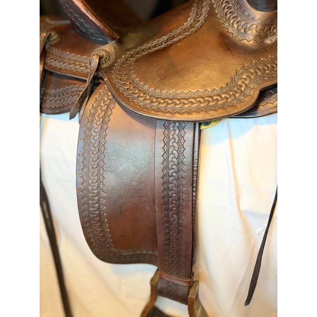 1940s Keyston Bros Saddlery in excellent condition. This is a vintage rounded skirt “bear trap” style western saddle. The...