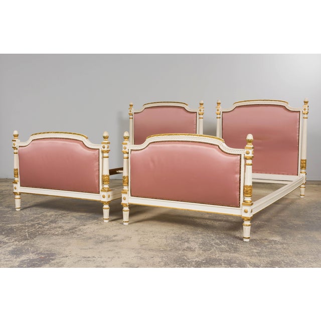 Mid-Century Louis XVI Twin Bed Frames, Pink Silk, Painted Wood, 1940 For Sale In New York - Image 6 of 18