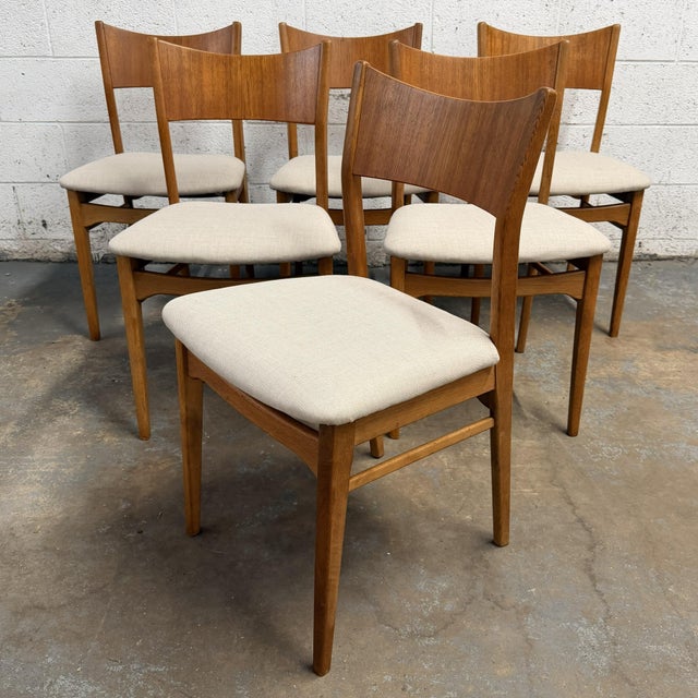 This set of six Danish teak dining chairs by Henning Kjærnulf for Sorø Stolefabrik has a clean, classic Scandinavian...