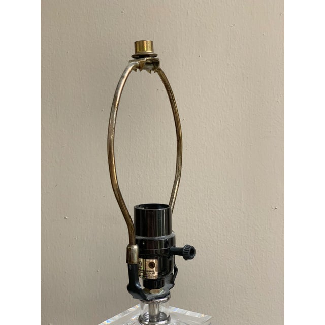 Traditional Vintage Lucite Pillar Table Lamp For Sale - Image 3 of 8