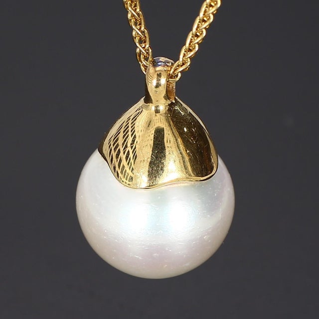 Contemporary 18k Yellow Gold Pearl Pendant & Chain For Sale - Image 3 of 5