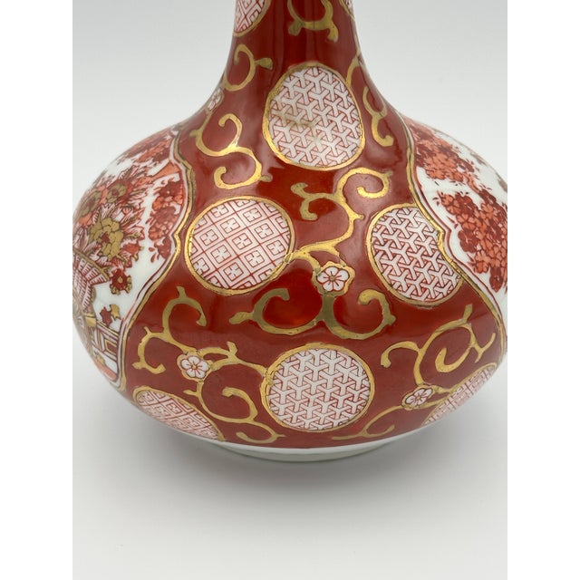 Imari Porcelain Vintage Red & Gold Asian‑Style Decorative Porcelain Vase For Sale - Image 4 of 7