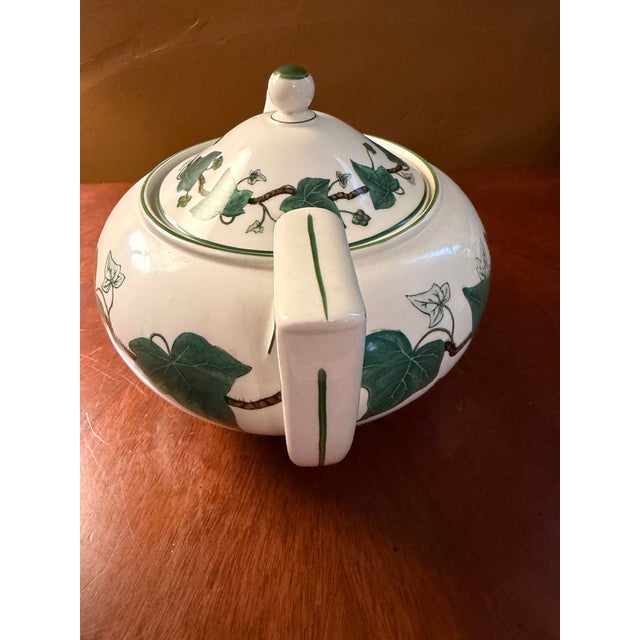 1900 - 1909 1900 Wedgwood Napoleon Ivy Teapot England Green Queen's Ware Bone China - Rare For Sale - Image 5 of 9