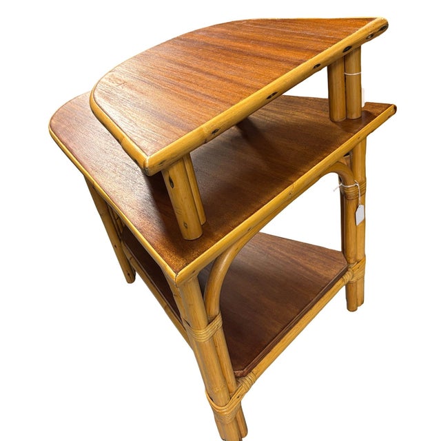 1950s Restored MCM Rattan & Mahogany 3-Tiered Vertically Stacked Rattan Wedge Table For Sale - Image 4 of 6