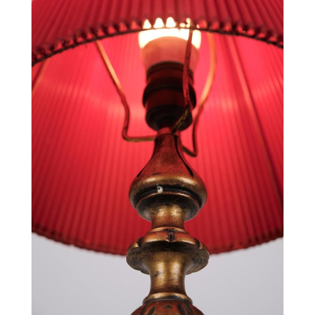 Gold Table Lamp in Gilded Wood with Carvings and Red Lampshade, 1940 For Sale - Image 8 of 10