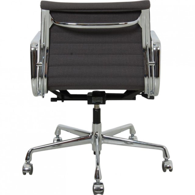 EA-117 Office Chair in Grey Hopsack Fabric by Charles Eames For Sale - Image 3 of 16