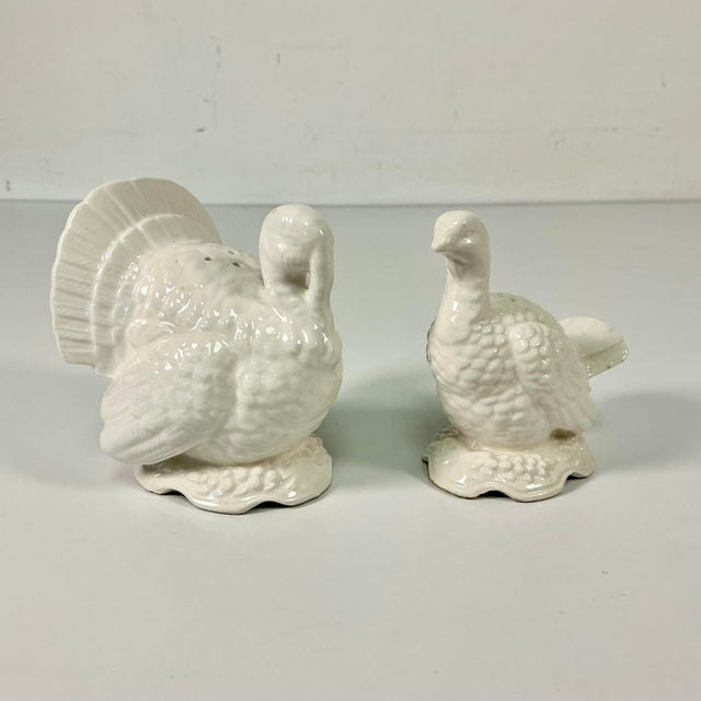 American 1980s Vintage Arts & Crafts Americana Ceramic Thanksgiving Turkey Salt & Pepper Shakers - A Pair For Sale - Image 3 of 15