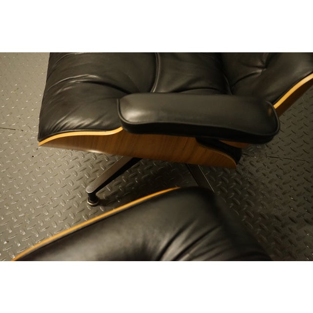 1980s Mid-Century Modern Eames Lounge Chair and Ottoman in Black Leather For Sale - Image 5 of 12