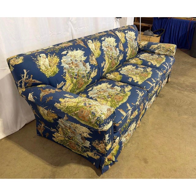 English Vintage Bench-Made 3-Piece Living Room Set in Schumacher "Dog & Duck" Indigo Linen – Sofa & 2 Matching Chairs For Sale - Image 3 of 18