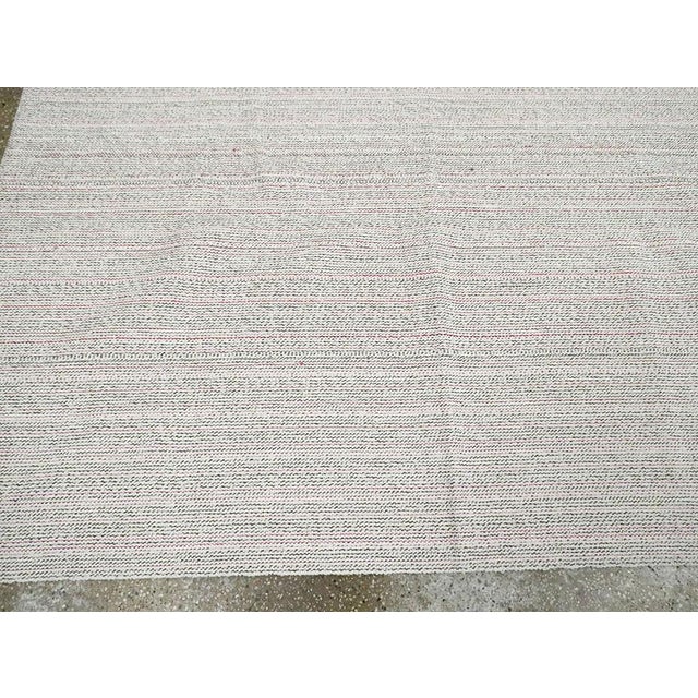Textile Galerie Shabab Collection Mid-20th Century Handmade Turkish Flatweave Kilim Room Size Carpet in White For Sale - Image 7 of 9