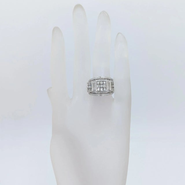 Contemporary White Diamond Round and Square Design Ring in 18K White Gold, size 6 For Sale - Image 3 of 7