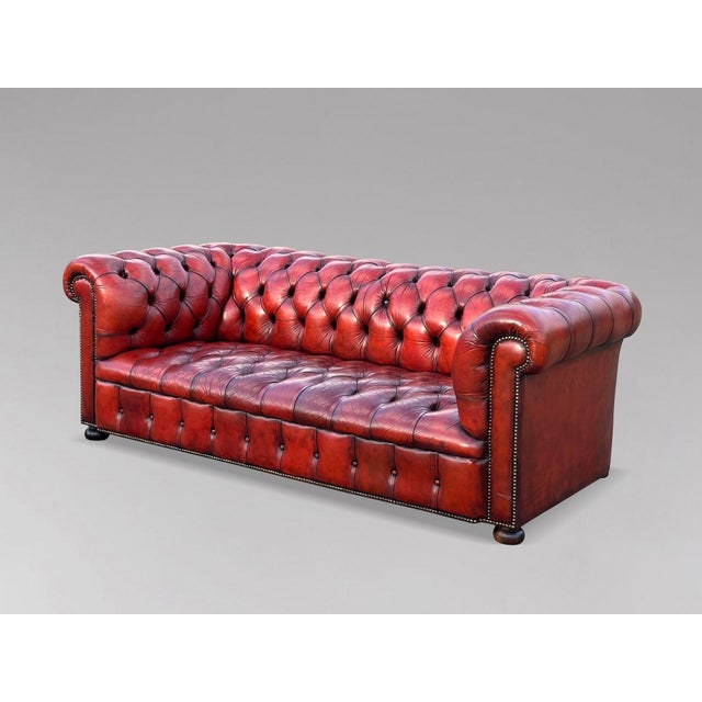 Superb Quality Early 20th Century Red Leather 3-Seater Chesterfield Sofa A stunning early 20th-century large three-seater...