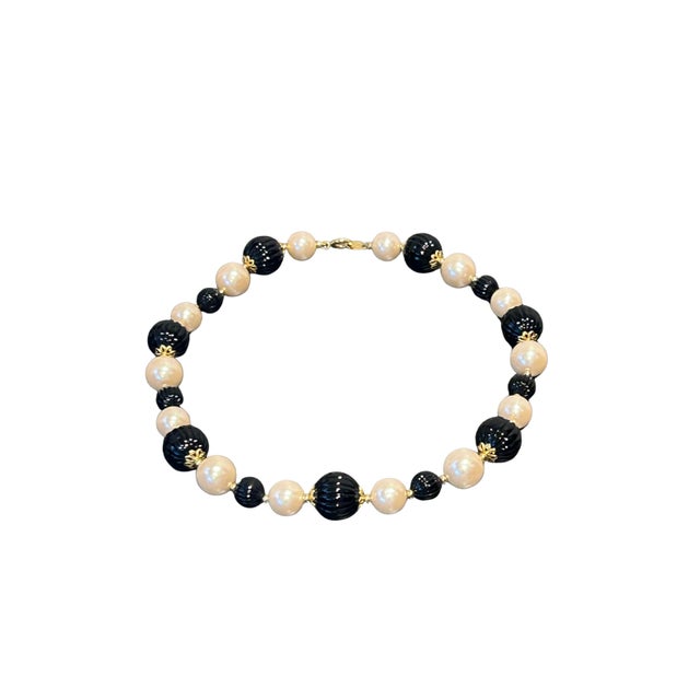Mid-Century Modern Vintage Trifari Gold-Tone Faux Pearl & Black Ribbed Bead Necklace | Signed Trifari Tm | Classic Mid-Century Costume Jewelry For Sale - Image 3 of 7