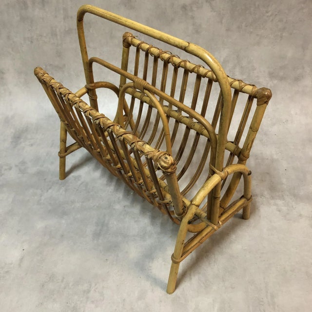 This magazine rack in rattan dates from the 1960s.