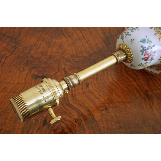 Pair of Vintage French Armorial Samson Porcelain French Décor Chinese Export Style Table Lamps For Sale - Image 12 of 14