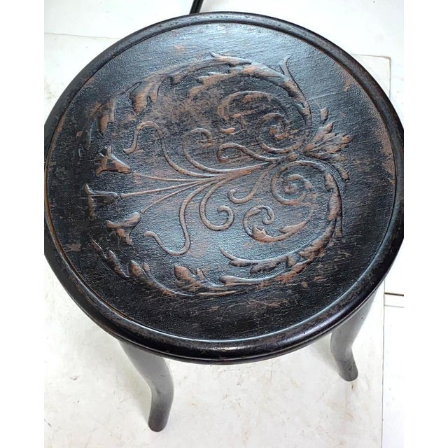 Original state with a pleasant patina of age, perfectly cleaned and repolished with shellac. This piece is attributed to...