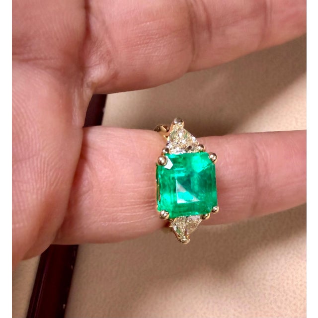 2.58 Ct Emerald Cut Colombian Emerald & 0.82 Ct Diamond Ring in 18k Yellow Gold For Sale In New York - Image 6 of 8