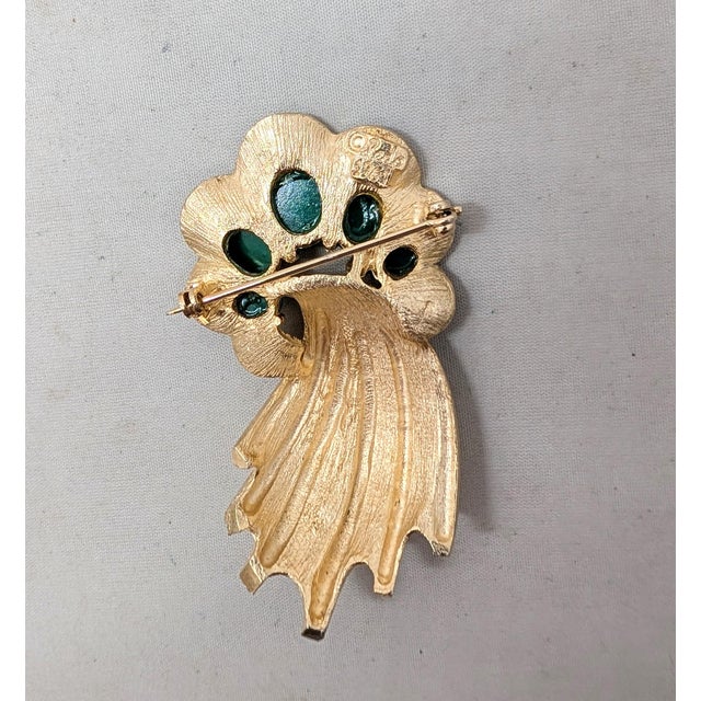 Green Vintage Signed Ledo 1961 Goldtone Faux-Jade Cabochon & Clear Rhinestone Comet Brooch For Sale - Image 8 of 8