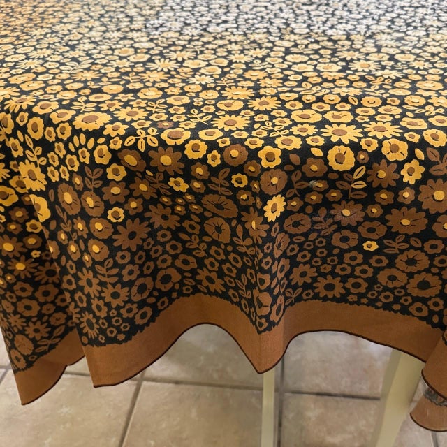 Mid-Century Modern Vintage 1970s Fall Daisies Rectangular Tablecloth & Napkins Set - Made in Uk- 7 Pieces For Sale - Image 3 of 6