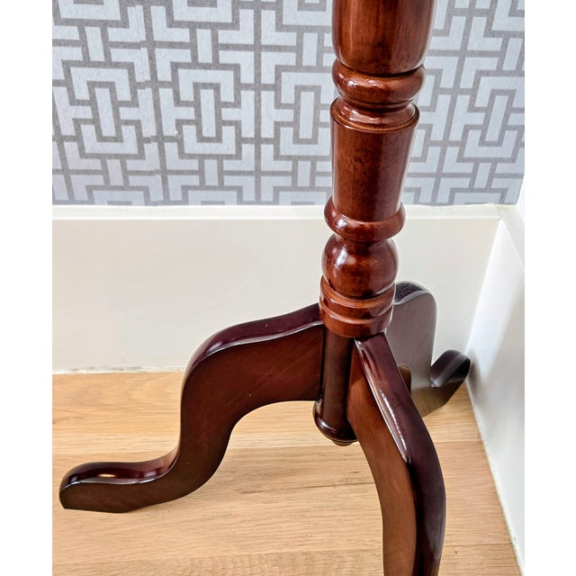 Late 20th Century Bombay Company Mahogany Pedestal Accent Side / Drink Table, Tripod Stand For Sale In Dallas - Image 6 of 8