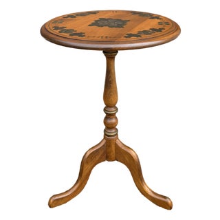 1970s Ethan Allen Country Farmhouse Hitchcock Style Solid Heirloom Maple Stenciled Accent Drink Table (14-9042) For Sale