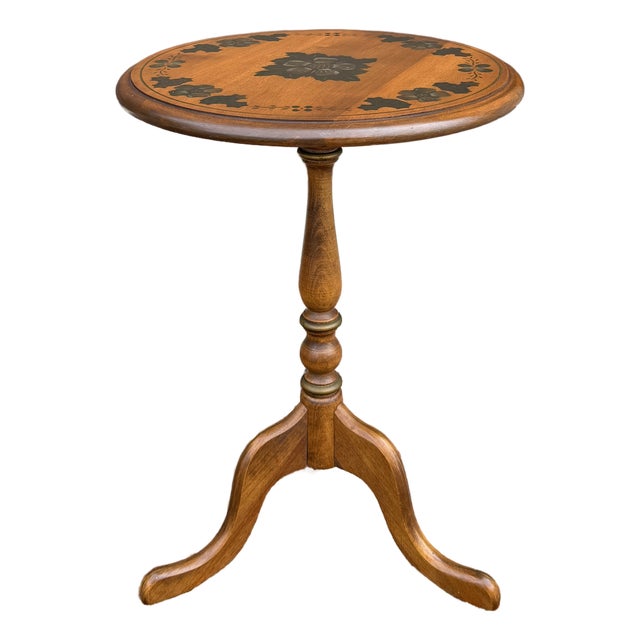 1970s Ethan Allen Country Farmhouse Hitchcock Style Solid Heirloom Maple Stenciled Accent Drink Table (14-9042) For Sale