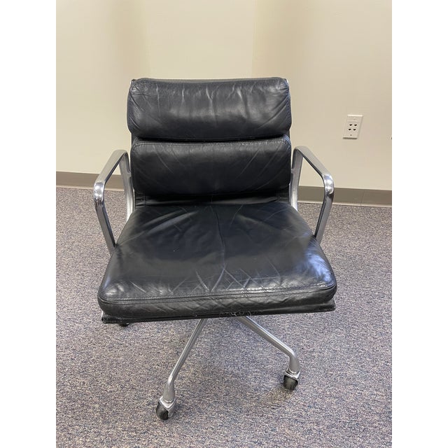 1980s Eames For Herman Miller Soft Pad Management Chair Chairish A cushy cousin of the eames aluminum group, the soft pad management chair shares the sophisticated refined aesthetic of the group. chairish