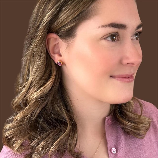 This mini ear post gives you the perfect pop of color. Perfect for the many bright hues for fall and also for spring...