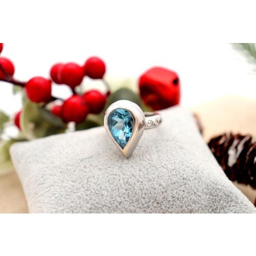 White gold ring with 8/8 brilliant cut diamonds (6) and pear-shaped blue topaz. Metal: Gold. Origin: Portuguese. Brand:...