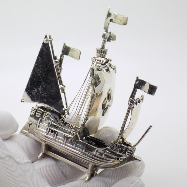 A large solid crusade ship figurine, handcrafted in Italy during the 1980s/1990s. This impressive crusade ship is executed...