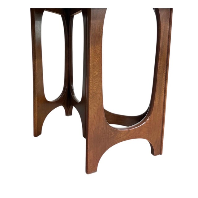 Mid-Century Modern Young Manufacturing Walnut Dining Table For Sale - Image 9 of 10