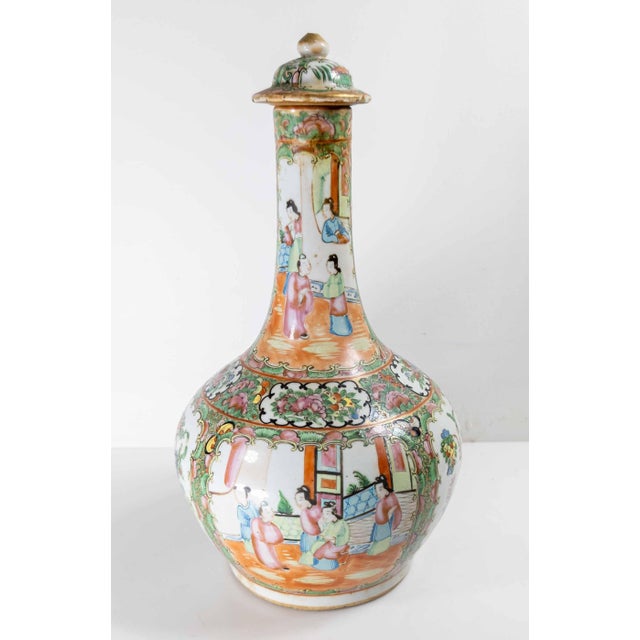 Chinoiserie 19th Century Chinese Export Chinoiserie Rose Medallion Bottle Vase With Lid For Sale - Image 3 of 18