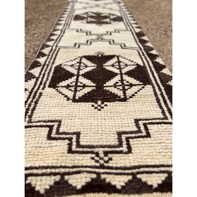 Cream 1960s Neutral Vintage Kurdish Herki Runner 2’6x10’8 For Sale - Image 8 of 8