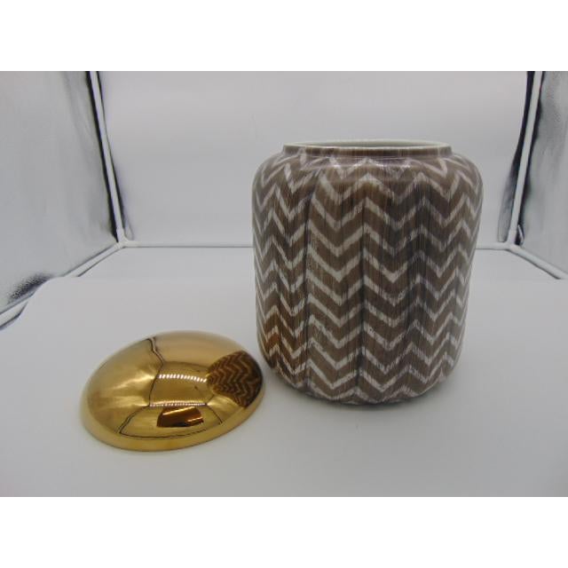 How cute is this vase? You can use it as decorative storage in your kitchen or living room. The choice is yours!