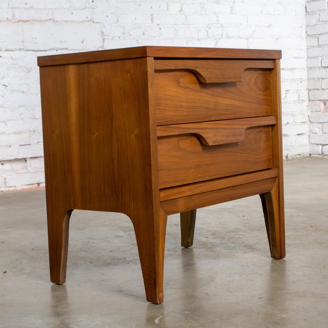 Mid 20th Century Mid-20th Century MCM Nightstand Side or End Table Attributed to Johnson Carper Fashion Trend Line For Sale - Image 5 of 17
