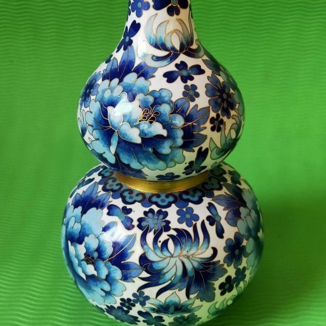 Late 20th Century Vintage Cloisonné Enamel Double-Gourd Vase – Blue & White Floral Motif For Sale - Image 5 of 9