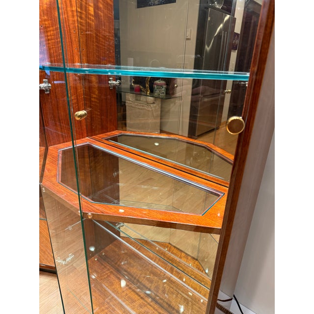 Wood Henredon Set of 2 Cherry Wood Vitrine Illuminated Display Cabinets Book Matched Pair For Sale - Image 7 of 18