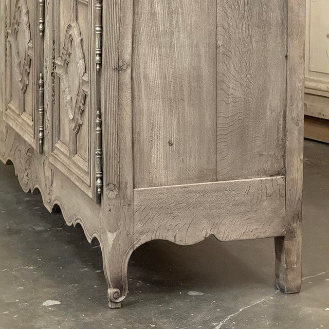 18th Century Country French Louis XIII Buffet in Stripped Oak For Sale - Image 11 of 18