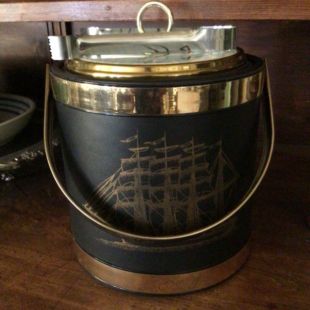 1970s Vintage Tall Ship Ice Bucket With Tongs, Etched Tall Ship Glass Pitcher, and 7 Etched Tall Ship Weighted Bubble Bottom Glasses - Set of 10 For Sale - Image 5 of 13