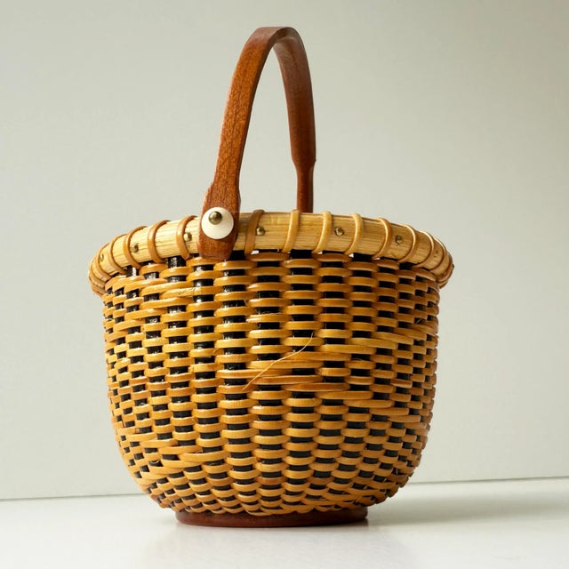 American Vintage Signed Nantucket Lightship Basket – Handcrafted With Bone Handle & Geometric Pattern For Sale - Image 3 of 10