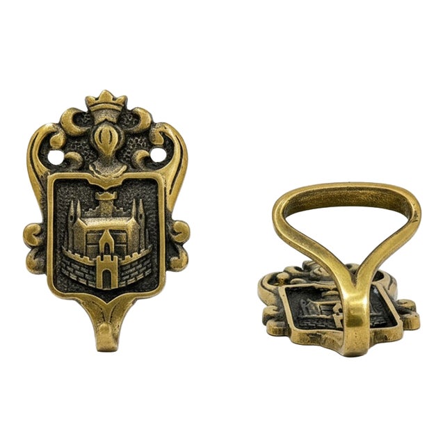 Early 20th Century Art Nouveau Brass Wall Hangers (2-Piece Set) – Royal Castle Coat of Arms Motif For Sale