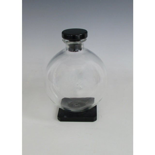 1930s Art Deco Era Clear Glass Ball Decanter With Onyx Glass Base and Stopper For Sale - Image 12 of 12