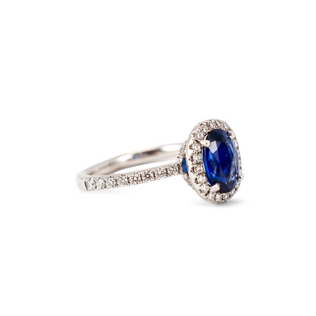 Modern Ladies 18k White Gold 2.16ctw Gia Sri Lanka Sapphire Halo Diamond Cocktail Ring, Size 5.25 For Sale - Image 3 of 9