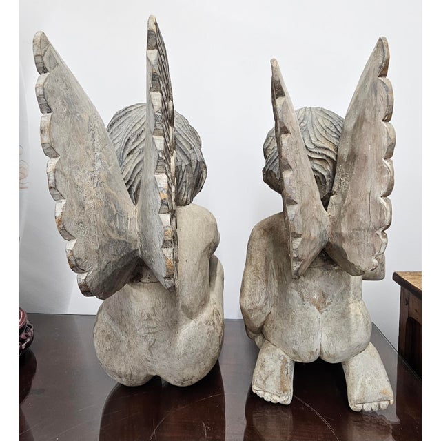Light Gray Pair of Early 20th Century Free Standing Carved Wood Cherubs, Putti Angels For Sale - Image 8 of 9