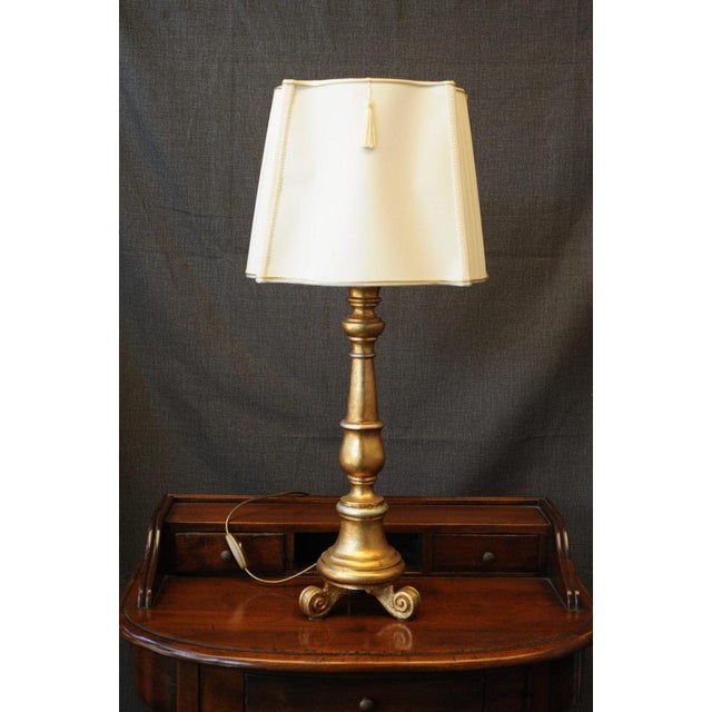 Classic Antique Lamp. An elegant lamp, with a classic, linear style, crafted by Florentine artisans. The entirely wooden...